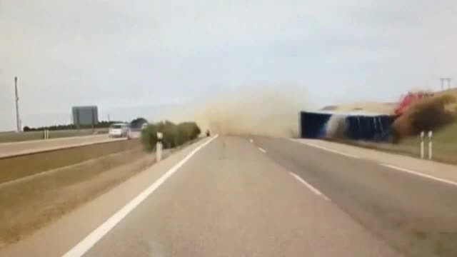 Accident in Spania, cu un TIR care se rastoarna pe sosea. Motivul pentru care soferul a scapat cu viata. VIDEO