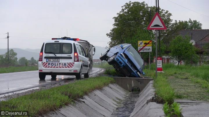 Un sofer bistritean si-a bagat sotia in spital dupa ce a adormit la volan si a intrat intr-un cap de pod. VIDEO