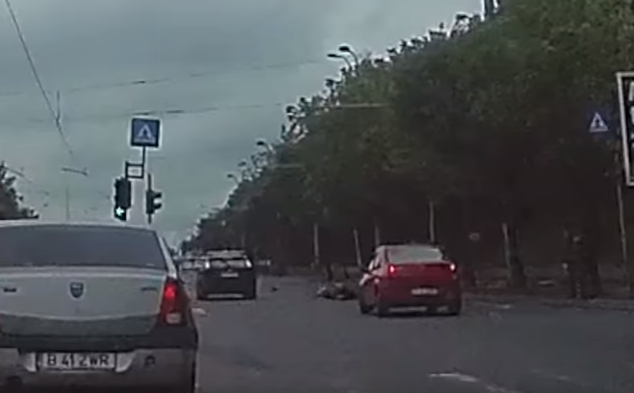 Momentul in care un tanar s-a aruncat in fata unei masini, in Capitala. Camera de bord a unei masini a filmat totul