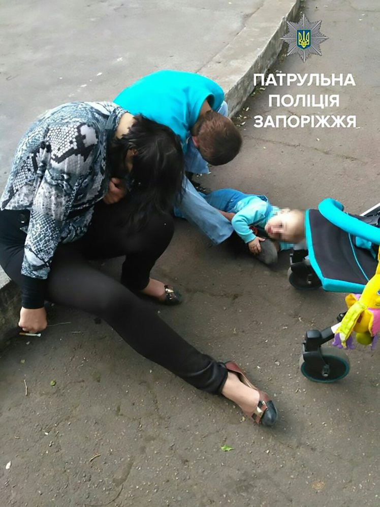 Imagini tulburatoare, publicate de Politia din Ucraina. Un copil a fost gasit plangand langa parintii sai inconstienti