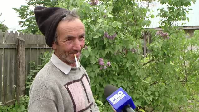 Asistatii social dintr-o comuna din Iasi prefera somnul la umbra iasomiei din curte si mai putin munca la camp, bine platita