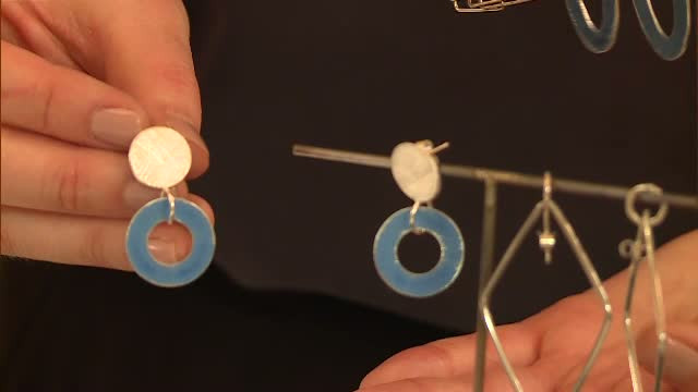 Cercei, coliere, inele si bratari din toata lumea s-au adunat la un targ din Bucuresti. Cat costa creatiile unicat