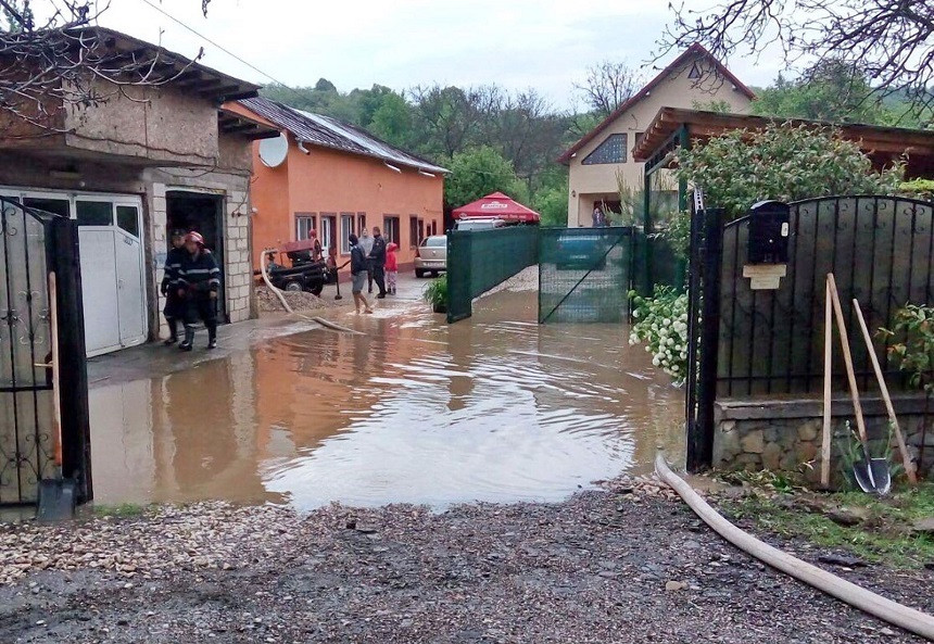 Cod rosu de inundatii in judetele Bacau si Vaslui. Mai multe gospodarii au fost inundate in Vaslui dupa o ploaie torentiala