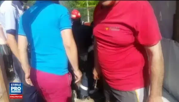 Fetita de 5 ani din Dambovita, cazuta intr-un put, a fost scoasa teafara de catre pompieri cu ajutorul unui adolescent