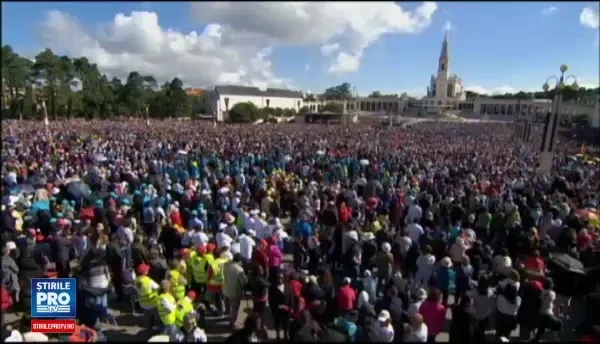 Papa Francisc i-a canonizat pe doi dintre copiii vizionari de la Fatima in prezenta a sute de mii de credinciosi