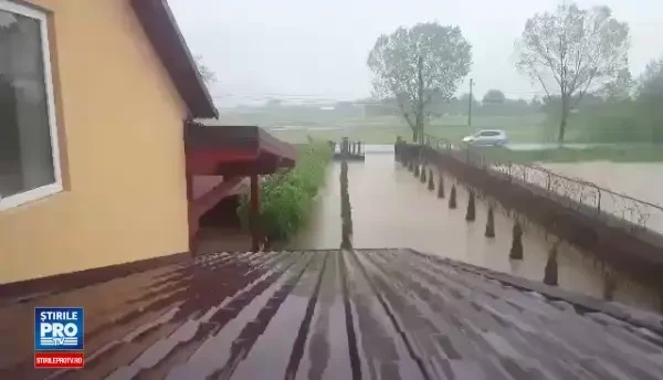 Cod rosu de inundatii in judetele Bacau si Vaslui. Mai multe gospodarii au fost inundate in Vaslui dupa o ploaie torentiala
