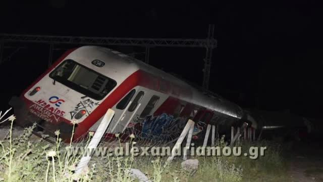 Scene de groaza in Grecia, unde un tren de pasageri a deraiat. Unii calatori au sarit pe geam ca sa scape cu viata