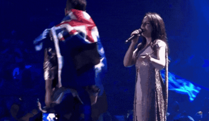 Eurovision 2017. Momentele ridiculizate pe Twitter: spectatorul care s-a dezbracat pe scena si coregrafia Romaniei