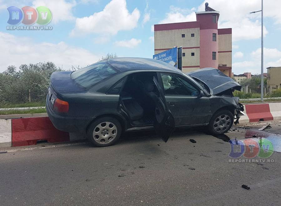 Doua masini s-au ciocnit in statiunea Mamaia, iar una a ajuns intr-un gard. Ce au facut apoi soferii implicati in accident