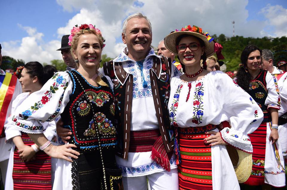 10.000 de romani au intrat in Cartea Recordurilor cu un dans popular in Nasaud. Dragnea a participat la eveniment. FOTO