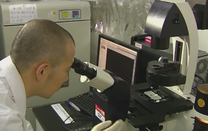 Descoperire uriasa la o universitate suedeza. Cercetatorii spun ca laptele de mama lupta impotriva cancerului