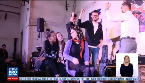 Festival inedit in Romania, pentru refugiati. Spectatorii au fost nevoiti sa vina cu barca, sa ajunga la eveniment