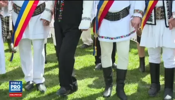 10.000 de romani au intrat in Cartea Recordurilor cu un dans popular in Nasaud. Dragnea a participat la eveniment. FOTO