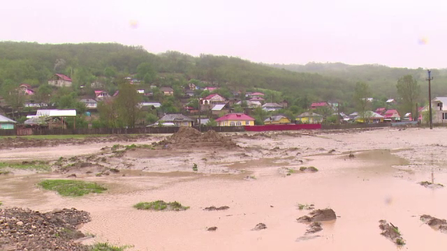 Cod galben de inundatii pentru 13 judete, pana luni la pranz. Constanta, Bacau, Vrancea si Galati, cele mai afectate
