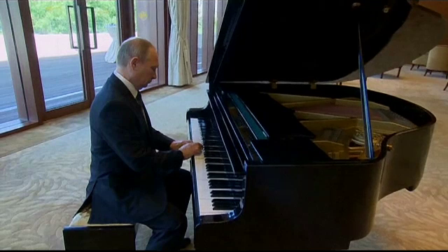 Talentele lui Vladimir Putin sunt nenumarate. A cantat la pian inaintea unei intalniri cu presedintele Chinei. VIDEO