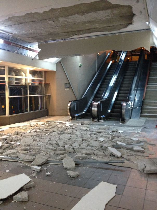 Adolescenta din Pitesti ranita, dupa ce o bucata de tencuiala dintr-un pasaj subteran i-a cazut in cap