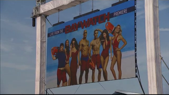 Premiera filmului Baywatch, la Miami. Cine joaca rolurile interpretate in serial de Pamela Anderson si David Hasselhoff