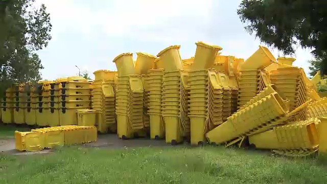 160.000 de pubele zac nefolosite si stricate, in Arad. Pentru ele s-au platit 24 de milioane de lei