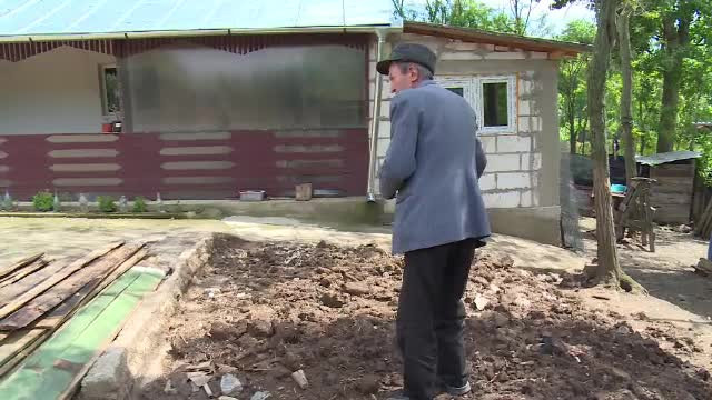 O femeie din Dambovita a ajuns de urgenta la spital, dupa ce zidul unei bucatarii s-a prabusit peste ea