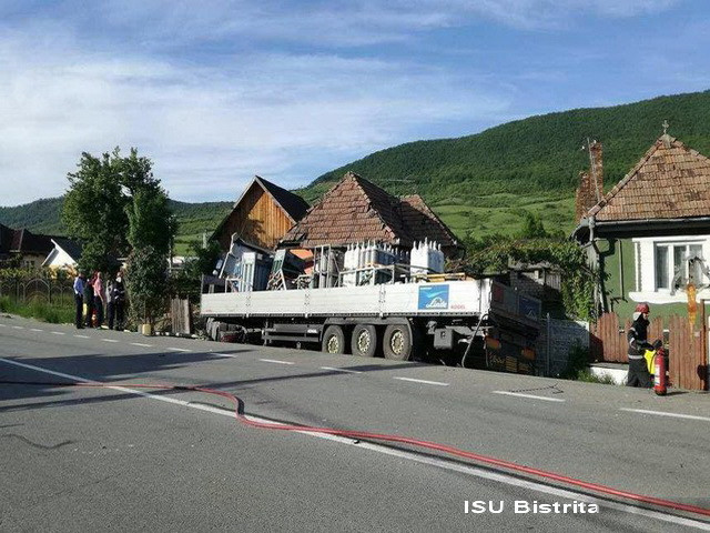 TIR rasturnat pe DN 17