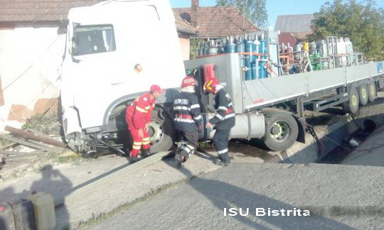 TIR rasturnat pe DN 17