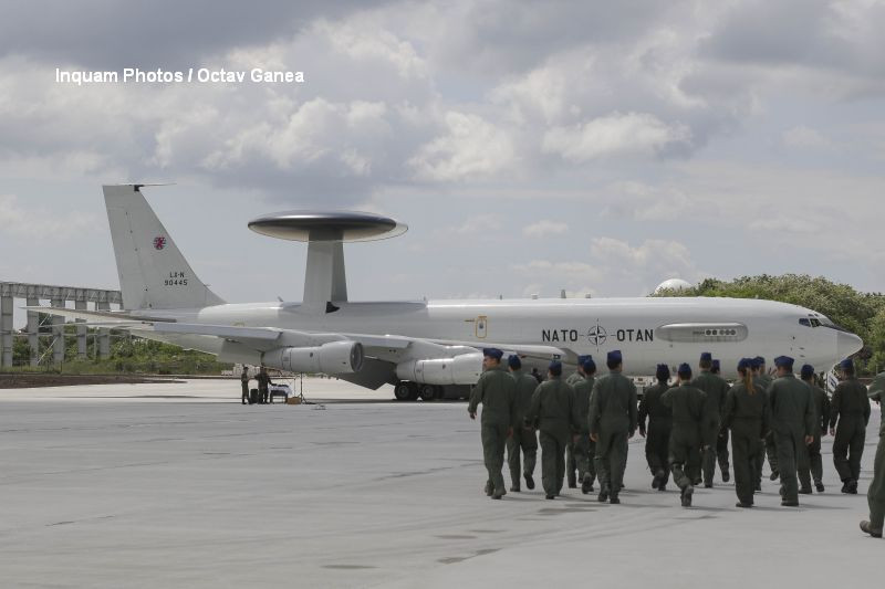 Masuri de intarire a posturii defensive a NATO. O aeronava AWACS a aterizat pe Otopeni. FOTO