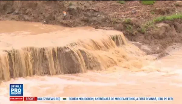 Furtunile violente au provocat pagube insemnate in mai multe zone. Pod care face legatura intre doua judete luat de viitura