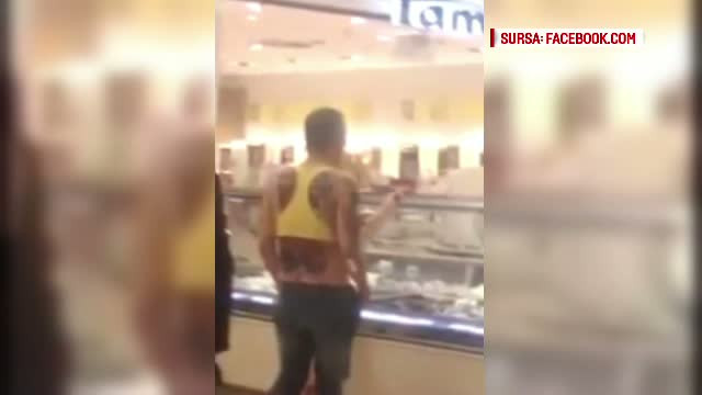 Poze cu regele Thailandei, imbracat intr-un maiou si plin de tatuaje, au ajuns pe Facebook. Ce amenzi risca vinovatii