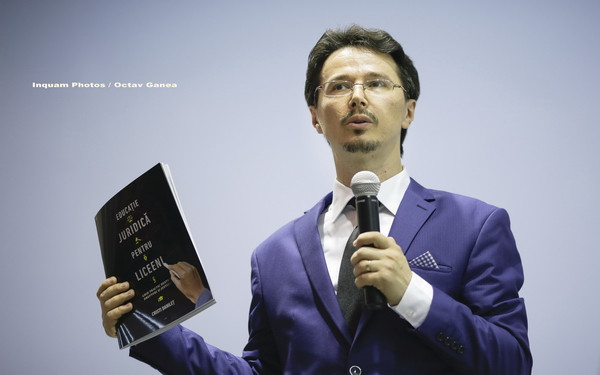 Reacția unor elevi, întrebați de un judecător cine face legile. Cazul relatat de Cristi Dănileț