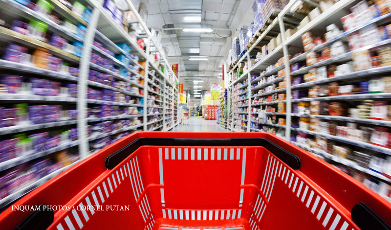 Hypermarketurile vor fi obligate sa doneze alimentele pe cale sa expire. Cat de multa mancare arunca marile magazine