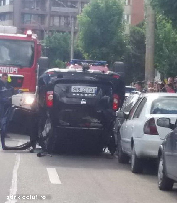 Un sofer care a ignorat semnele de circulatie s-a rasturnat cu masina, la Cluj. Barbatul si o pasagera au ajuns la Urgente