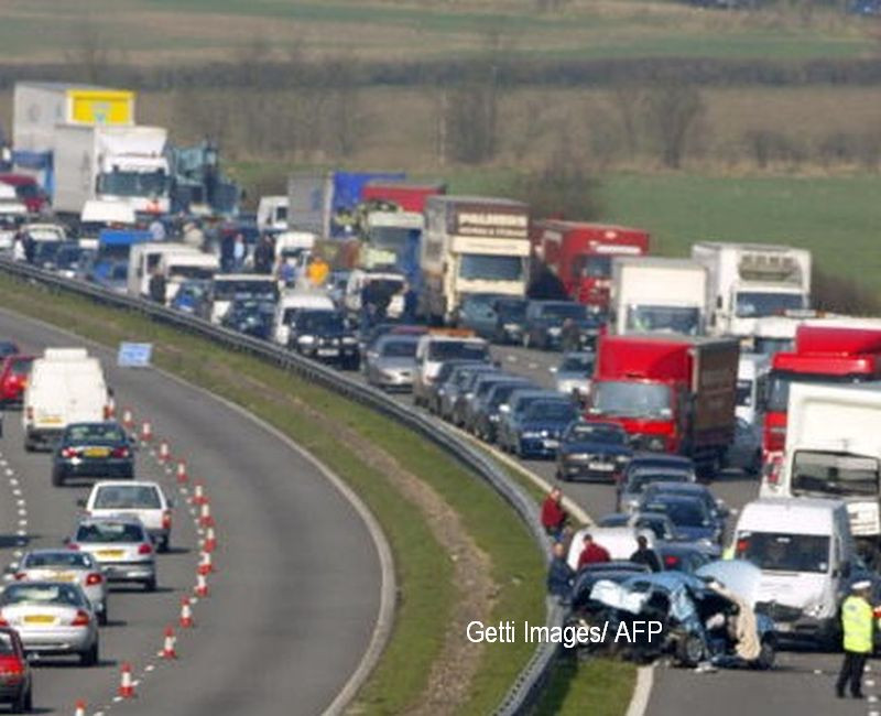 A provocat intentionat un accident rutier, pentru a isi opri sotul. Cine se mai afla in masina alaturi de el. VIDEO