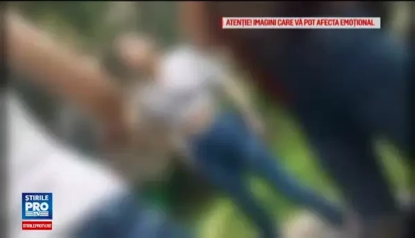 Eleva din Oradea batuta cu pumnii si picioarele de colege din cauza unei postari pe Facebook. VIDEO