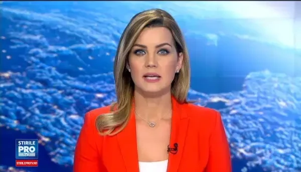 Restrictii de circulatie pe DN17, dupa ce un TIR incarcat cu butelii a rupt un stalp si s-a oprit intr-o casa