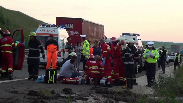 Un microbuz care transporta 19 copii s-a rasturnat in apropiere de Sebes. Soferul i s-a facut rau la volan si a murit