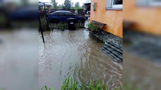 Zeci de copaci au fost pusi la pamant, dupa ce o conducta magistrala de apa s-a rupt. Mai multe gospodarii au fost inundate