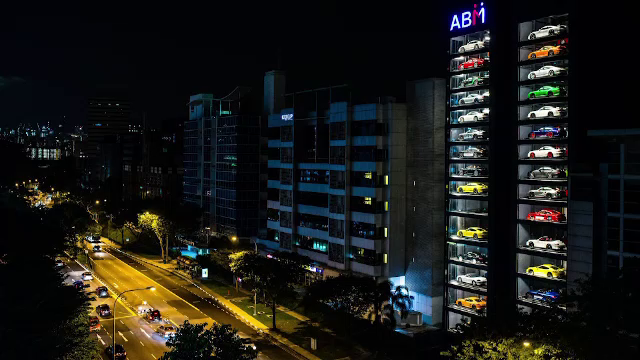 Un dealer auto din Singapore a construit un automat de masini de lux. Cum poti cumpara in 2 minute un Lamborghini
