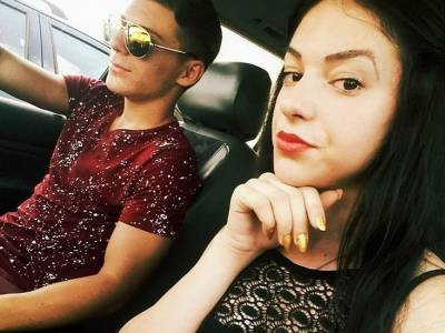 S-au rasturnat cu masina in fata liceului. O fata de 17 ani a murit, iar un tanar si o fetita de noua ani au fost raniti