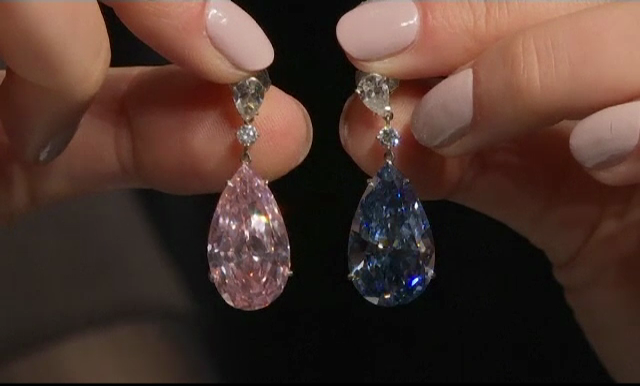 Doi cercei cu diamante taiate in forma de para, supranumite "Apollo bleu" şi "Artemis Roz", vanduti cu o suma record