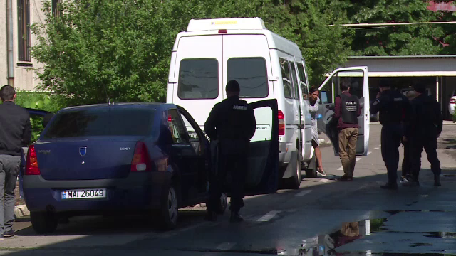 Politistii din Prahova au descins miercuri la 23 de adrese. 11 persoane, cercetate pentru ca ar fi fabricat ilegal tigari