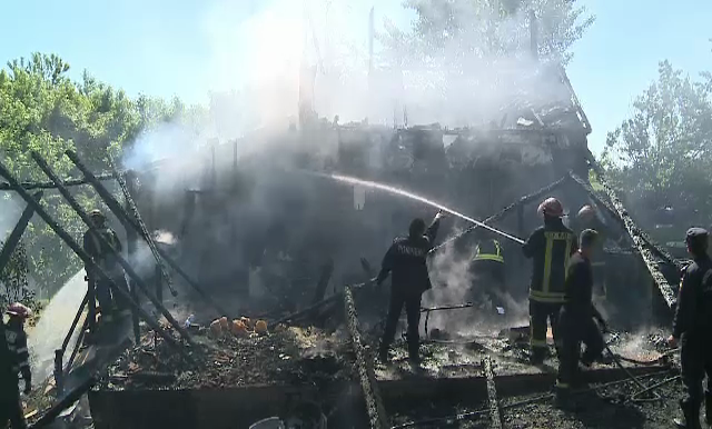 Incendiu devastator langa Arad, unde o cabana a ars din temelii. Cat a durat interventia pompierilor