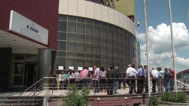 Protestele ANAF tin pentru a treia zi ghiseele inchise spre nemultumirea contribuabililor. Masura luata de premier