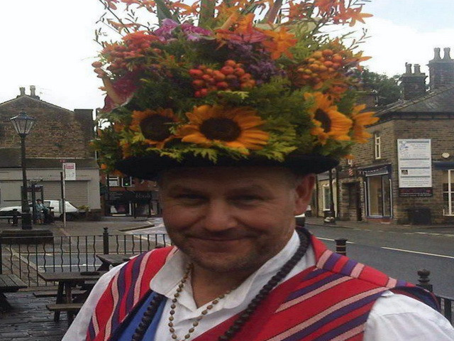 Un om de afaceri englez a sedus o copila de 12 ani, care s-a indragostit nebuneste. Mesajul transmis de fata sotiei inselate