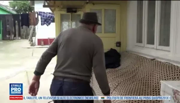 Doi batrani din Botosani, jefuiti de muncitorii pe care i-au platit sa le vopseasca acoperisul. Cati bani au furat