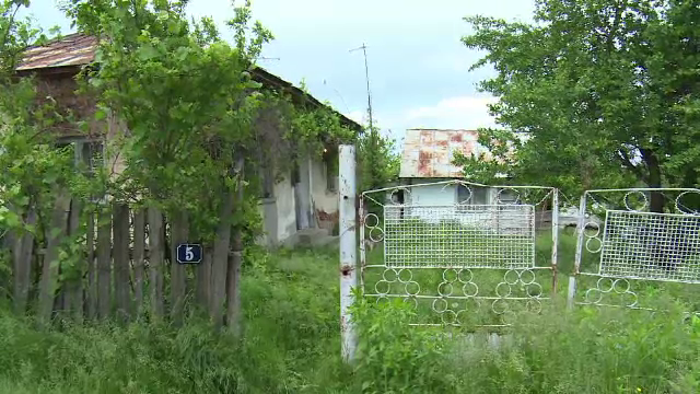 Moarte suspecta in Dambovita. Cum si-a gasit un tanar mama, in dormitor: "Usa era deschisa si televizorul mergea"