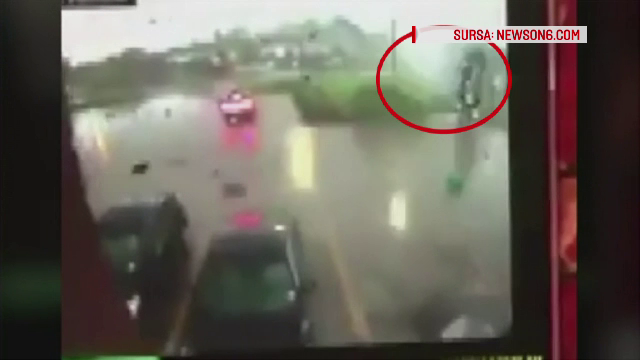 Camioneta cu tot cu sofer luata pe sus de o tornada, in SUA. "Am avut un soc, a luat-o de parca era o jucarie"