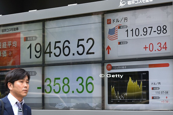 Bursele asiatice au scazut din cauza crizei politice din jurul lui Trump. Suma pierduta de cei mai bogati 500 de oameni