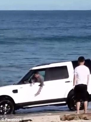 Si-a dus masina pe plaja pentru a face poze, insa ce a urmat l-a panicat atat de tare incat a chemat politia. VIDEO