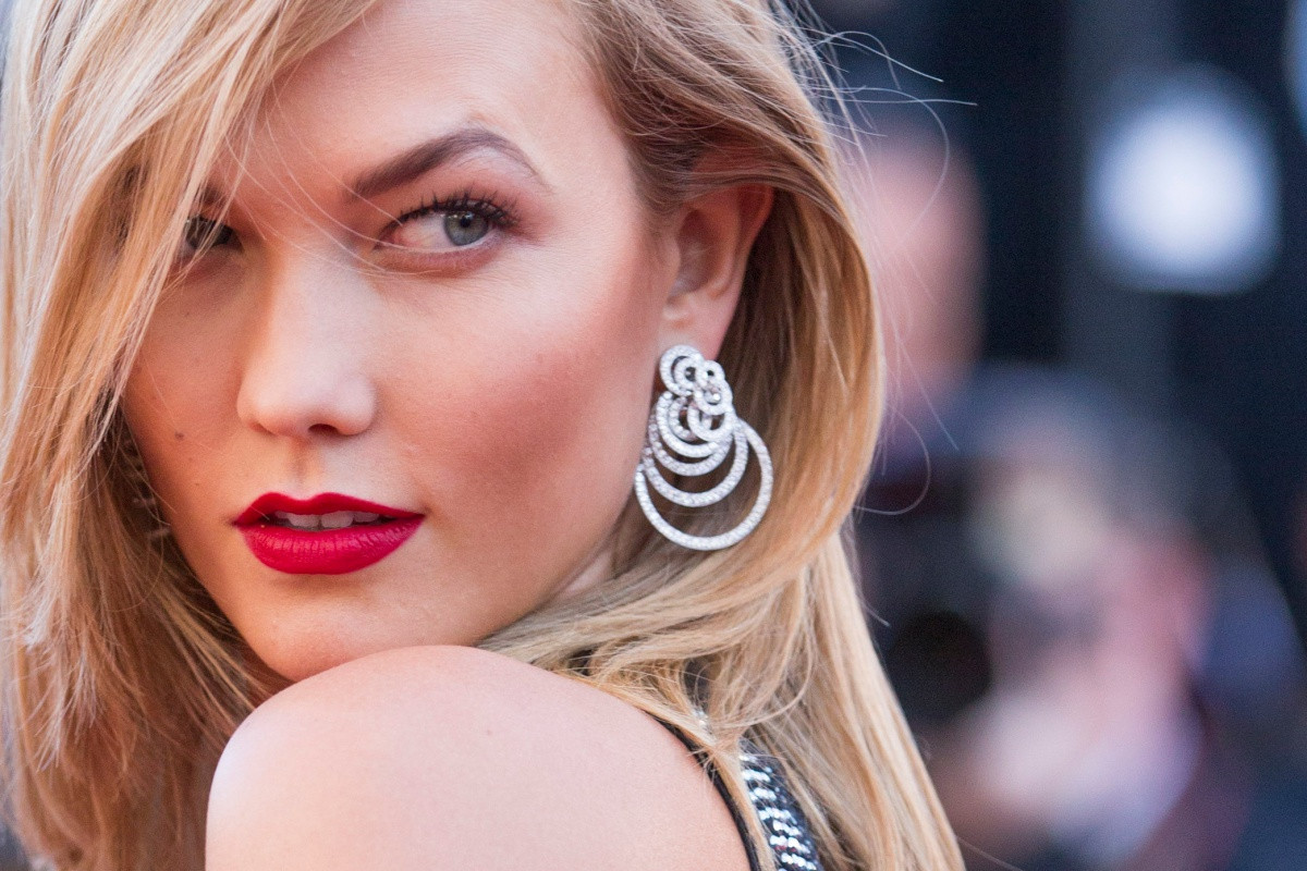 Esti mireasa vara aceasta? Iata coafuri ale vedetelor care sa te inspire