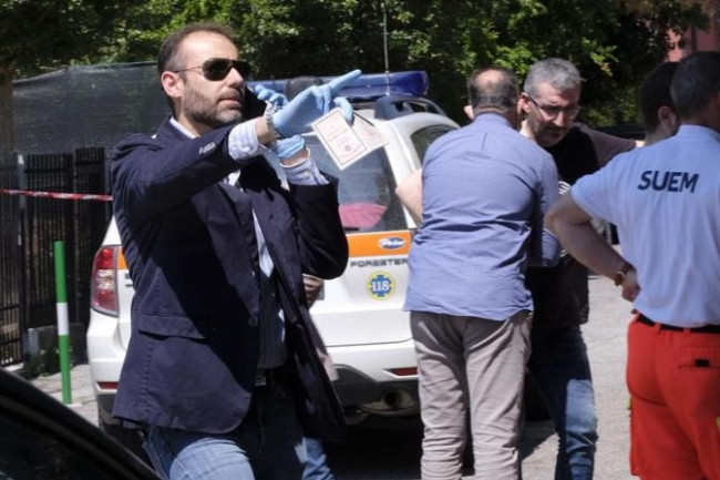 Un tanar din Moldova stabilit in Italia si-a injunghiat mama de 50 de ori, apoi s-a sinucis. Politia nu are nicio explicatie